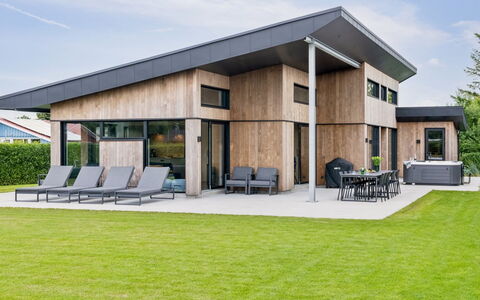 Filimena - 250M from the Sea: Madera, Techo, Arquitectura, Casa, Casa, Cabaña, Vía Muerta, Madera Dura, Pendiente, Inmuebles