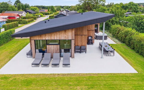 Filimena - 250M from the Sea: Madera, Techo, Arquitectura, Casa, Casa, Cabaña, Vía Muerta, Madera Dura, Pendiente, Inmuebles