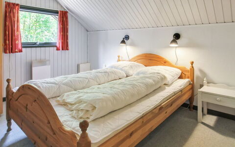Ofrath - 30Km from the Sea: Habitación, Cama, Madera, Lecho, Sábana, Marco De La Cama, Techo, Habitación, Linos, Madera Dura