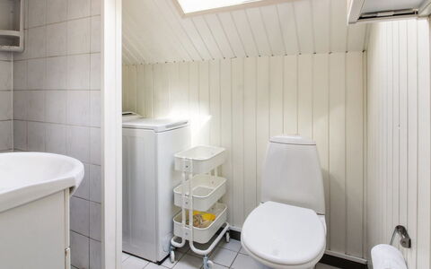 Ofrath - 30Km from the Sea: Asiento Del Baño, Arreglo De Tubería, Baño, Baño, Piso, Suelo, Diseño De Interiores, Lavabo, Plomería, Grifo