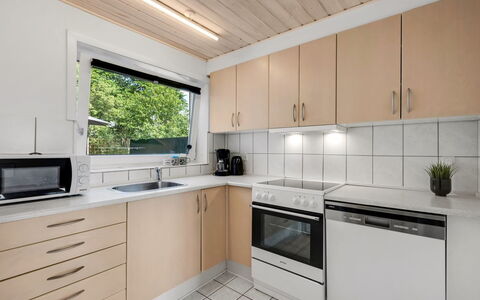 Eino - 150M from the Sea: Cocina, Aparato De Cocina, Mostrador, Electrodoméstico, Madera, Gabinetes, Piso, Diseño De Interiores, Estufa De Cocina, Electrodoméstico