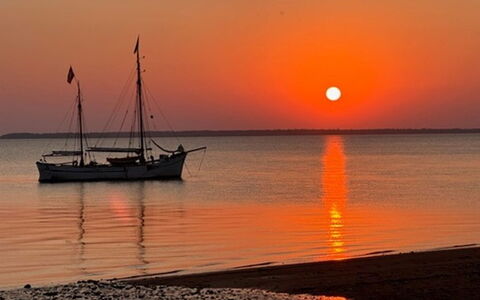 Eino - 150M from the Sea: Cielo, Barco, Horizonte, Resplandor Crepuscular, Watercraft, Puesta De Sol, Oscuridad, Dom, Naranja