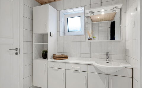 Eino - 150M from the Sea: Lavabo, Lavabo Del Baño, Arreglo De Tubería, Piso, Diseño De Interiores, Suelo, Mueble De Baño, Grifo, Gabinetes, Baño
