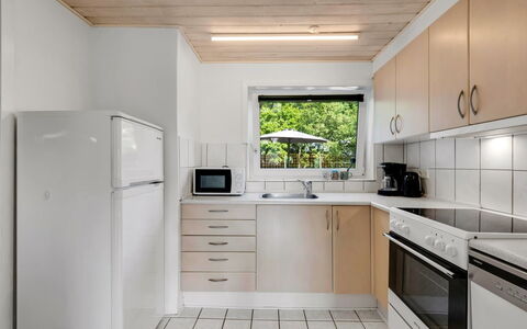 Eino - 150M from the Sea: Cocina, Aparato De Cocina, Mostrador, Electrodoméstico, Diseño De Interiores, Madera, Piso, Gabinetes, Lavabo, Techo