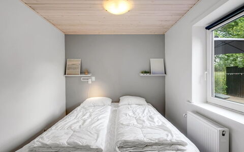 Eino - 150M from the Sea: Habitación, Pared, Cama, Diseño De Interiores, Madera, Sábana, Techo, Lecho, Suelo, Piso