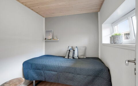 Eino - 150M from the Sea: Pared, Diseño De Interiores, Piso, Madera, Habitación, Suelo, Techo, Cama, Mueble, Sábana