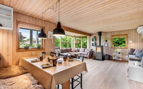 Tian - 400M to the Fjord: Mueble, Diseño De Interiores, Piso, Suelo, Techo, Habitación, Silla, Mesa, Departamento, Cocina Y Comedor Mesa