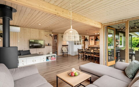 Tian - 400M to the Fjord: Mueble, Diseño De Interiores, Piso, Suelo, Techo, Habitación, Silla, Mesa, Departamento, Cocina Y Comedor Mesa