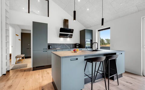 Dreng - 300M from the Sea: Cocina, Piso, Mostrador, Diseño De Interiores, Mueble, Techo, Suelo, Gabinetes, Aparato De Cocina, Lámpara