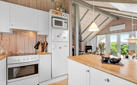 Angelie - 400M from the Sea: Cocina, Aparato De Cocina, Electrodoméstico, Madera, Electrodoméstico, Mostrador, Gabinetes, Piso, Mueble, Diseño De Interiores