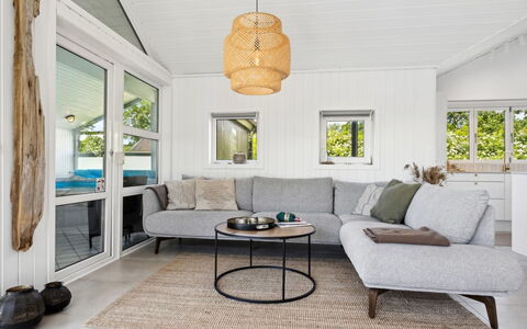 Hermund - 100M from the Sea: Mueble, Diseño De Interiores, Madera, Sofá, Piso, Sala, Suelo, Arrojar La Almohada, Casa