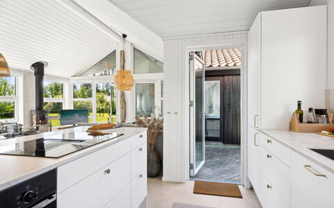 Hermund - 100M from the Sea: Madera, Diseño De Interiores, Mostrador, Cocina, Piso, Techo, Casa, Gabinetes, Aparato De Cocina, Electrodoméstico
