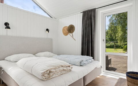 Hermund - 100M from the Sea: Madera, Habitación, Cama, Mueble, Techo, Diseño De Interiores, Casa, Suelo, Piso, Lecho