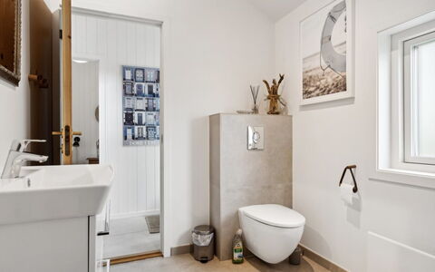 Hermund - 100M from the Sea: Piso, Diseño De Interiores, Suelo, Arreglo De Tubería, Baño, Baño, Asiento Del Baño, Plomería, Habitación, Techo