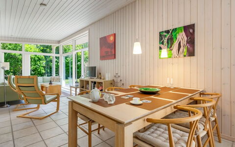 Dagny - 100M from the Sea: Mueble, Diseño De Interiores, Piso, Suelo, Madera, Silla, Comedor, Techo, Mesa, Cocina Y Comedor Mesa
