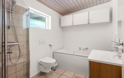 Dagny - 100M from the Sea: Piso, Suelo, Arreglo De Tubería, Diseño De Interiores, Pared, Lavabo, Baño, Madera, Lavabo Del Baño, Techo