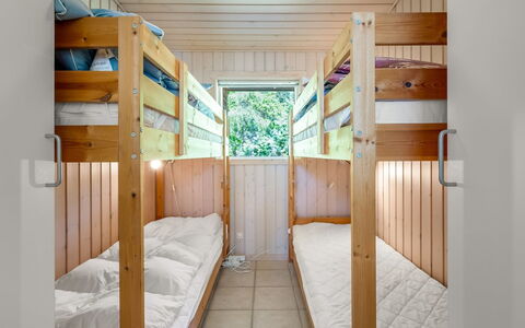 Dagny - 100M from the Sea: Madera, Litera, Diseño De Interiores, Piso, Suelo, Habitación, Dormitorio, Cama, Manchas De Madera, Madera Dura