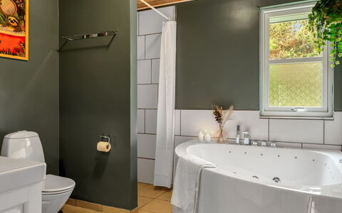 Felina - from the Sea: Baño, Arreglo De Tubería, Asiento Del Baño, Pared, Diseño De Interiores, Piso, Baño, Suelo, Bañera, Techo