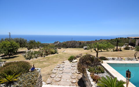 Villa Roccella Ionica, Sea View, a c: Cielo, Planta, Agua, Árbol, Piscina, Paisaje, Nube, Edificio, Horizonte, Arecales