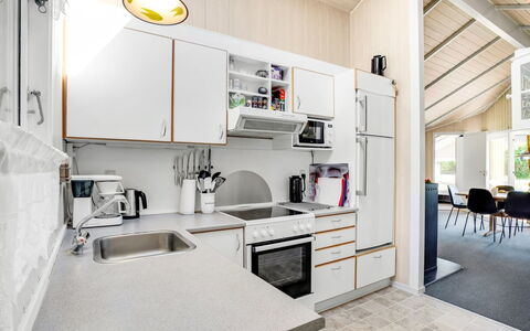 Guja - 250M from the Sea: Cocina, Electrodoméstico, Aparato De Cocina, Mostrador, Diseño De Interiores, Piso, Techo, Mueble, Gabinetes, Suelo