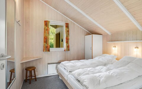 Guja - 250M from the Sea: Madera, Techo, Habitación, Diseño De Interiores, Casa, Arquitectura, Cama, Puerta, Habitación, Lecho