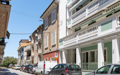 Suite Oltremare: Coche, Vehículo, Edificio, Rueda, Cielo, Ventana, Planta