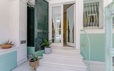 Suite Oltremare: Planta, Maceta, Planta De Casa, Edificio, Azur, Escalera, Diseño De Interiores, Puerta, Madera, Suelo
