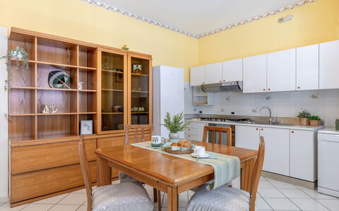 Suite Oltremare: Gabinetes, Mueble, Mesa, Planta De Casa, Planta, Mostrador, Madera, Sofá, Edificio, Diseño De Interiores