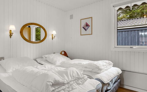 Fiallar - 3.2Km from the Sea: Habitación, Cama, Lecho, Techo, Sábana, Marco De La Cama, Madera Dura, Linos, Diseño, Lámpara