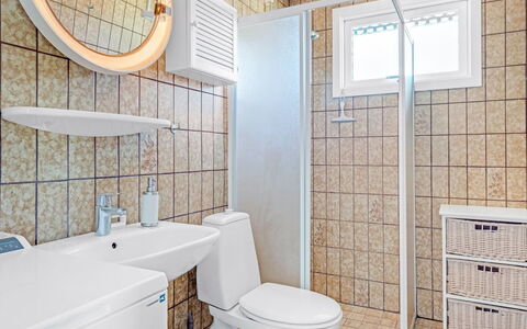 Fiallar - 3.2Km from the Sea: Asiento Del Baño, Arreglo De Tubería, Baño, Piso, Baño, Suelo, Diseño De Interiores, Lavabo, Lavabo Del Baño, Plomería