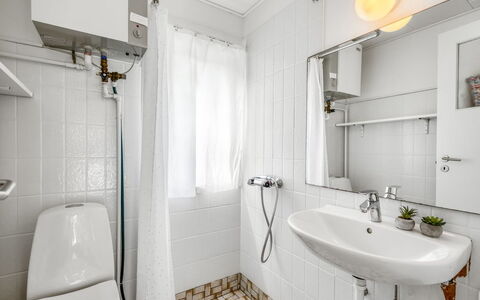 Arntraud - 500M from the Sea: Diseño De Interiores, Arreglo De Tubería, Piso, Baño, Lavabo Del Baño, Suelo, Lavabo, Baño, Plomería, Habitación
