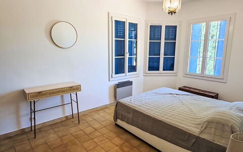 Villa G: Suelo, Piso, Diseño De Interiores, Madera, Techo, Mueble, Habitación, Cama, Encendiendo, Habitación