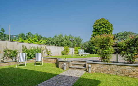 Villa Giuliana: Cielo, Planta, Árbol, El Terreno Del Lote, Vegetación, Hierba, Superficie De La Carretera, Diseño Urbano, Arbusto, Paisaje