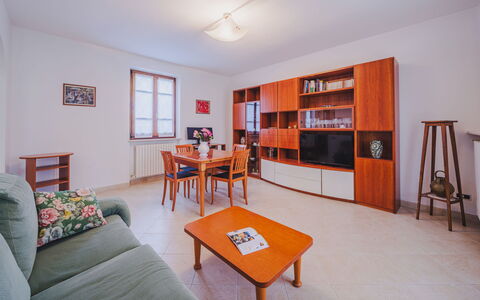 Villa Giuliana: Mesa, Mueble, Propiedad, Edificio, Madera, Naranja, Librero, Diseño De Interiores, Suelo, Piso