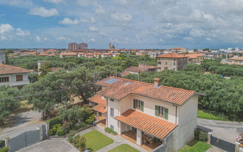 Villa Giuliana: Nube, Cielo, Planta, Edificio, Propiedad, Ventana, Árbol, Casa, El Terreno Del Lote, Diseño Urbano