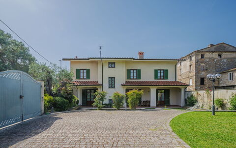 Villa Giuliana: Cielo, Planta, Propiedad, Ventana, Edificio, El Terreno Del Lote, Puerta, Superficie De La Carretera, Barrio Residencial, Árbol