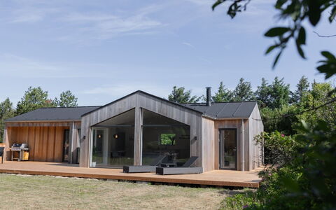 Nico - 600M from the Sea: Madera, Casa, Vía Muerta, Edificios Del Jardín, Cabaña, Cobertizo, Inmuebles, Madera Dura, Material Natural, Sombra