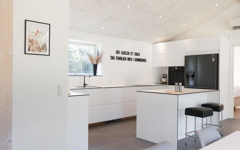 Nico - 600M from the Sea: Piso, Diseño De Interiores, Cocina, Suelo, Mueble, Madera, Mostrador, Techo, Gabinetes, Lámpara