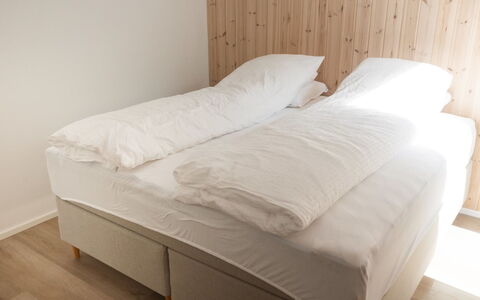 Nico - 600M from the Sea: Habitación, Madera, Cama, Sábana, Piso, Lecho, Mueble, Suelo, Textil, Linos