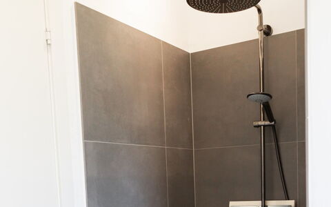Nico - 600M from the Sea: Alcachofa De La Ducha, Piso, Arreglo De Tubería, Ducha, Diseño De Interiores, Suelo, Techo, Lámpara, Baño, Barra De La Ducha