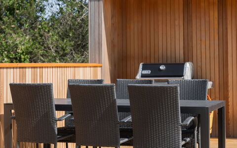 Nico - 600M from the Sea: Mueble, Madera, Mueble Para Exteriores, Mesa, Piso, Mesa Al Aire Libre, Madera Dura, Manchas De Madera, Suelo, Silla