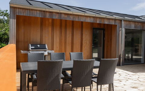 Nico - 600M from the Sea: Madera, Madera Dura, Manchas De Madera, Material Compuesto, Tablón, Sombra, Cubierta, Mueble Para Exteriores, Patio, Estructura Al Aire Libre