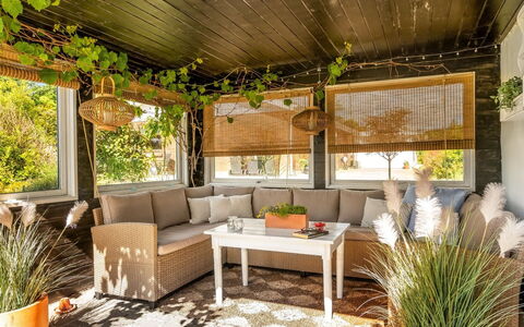 Cillvur - 8Km from the Sea: Mueble, Diseño De Interiores, Piso, Suelo, Techo, Habitación, Silla, Mesa, Departamento, Cocina Y Comedor Mesa