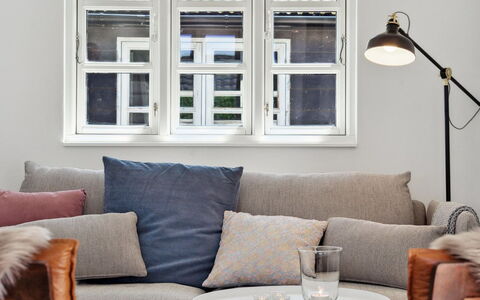Kim - 250M from the Sea: Mueble, Diseño De Interiores, Sofá, Madera, Sala, Casa, Piso, Amortiguar, Arrojar La Almohada, Suelo