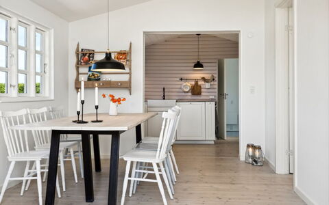 Kim - 250M from the Sea: Mueble, Diseño De Interiores, Piso, Suelo, Pared, Madera, Comedor, Mesa, Cocina Y Comedor Mesa, Techo