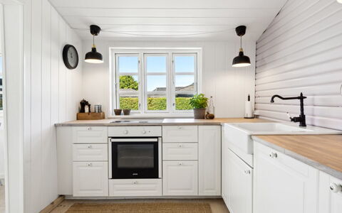 Kim - 250M from the Sea: Cocina, Piso, Madera, Gabinetes, Mostrador, Diseño De Interiores, Suelo, Mueble, Aparato De Cocina, Grifo