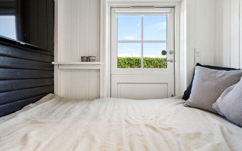 Kim - 250M from the Sea: Madera, Habitación, Suelo, Piso, Diseño De Interiores, Cama, Sábana, Linos, Lecho, Habitación