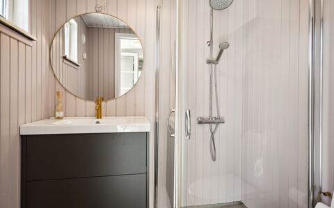 Kim - 250M from the Sea: Diseño De Interiores, Arreglo De Tubería, Piso, Baño, Suelo, Mueble De Baño, Lavabo, Lavabo Del Baño, Espejo, Plomería