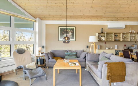 Ljuba - 1.3Km from the Sea: Mueble, Diseño De Interiores, Sofá, Piso, Suelo, Madera, Techo, Sala, Habitación, Silla
