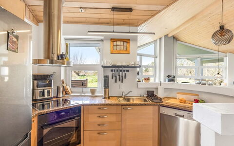 Ljuba - 1.3Km from the Sea: Cocina, Mostrador, Diseño De Interiores, Aparato De Cocina, Piso, Gabinetes, Madera, Mueble, Techo, Electrodoméstico